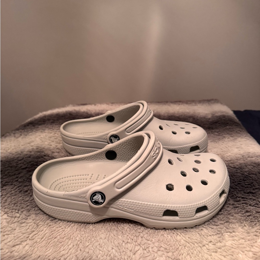 Crocs. 5m 7w